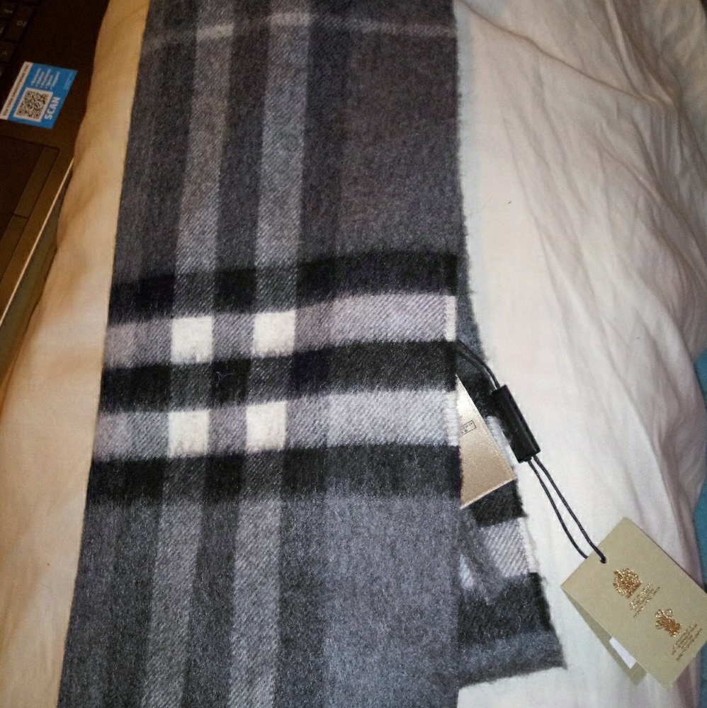 BRAND NEW BURBERRY CASHMERE SCARF WITH TAGS
